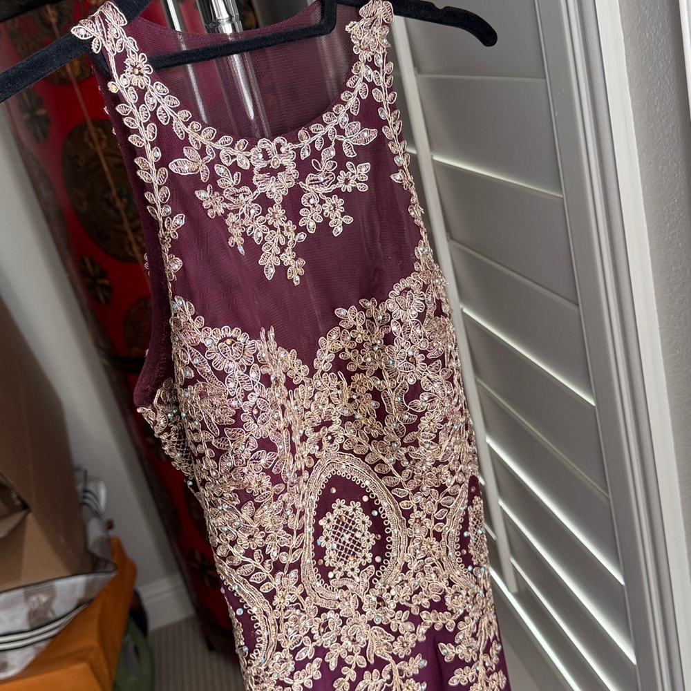 Stunning, affordable Xscape sleeveless statement gown - size 4 EUC